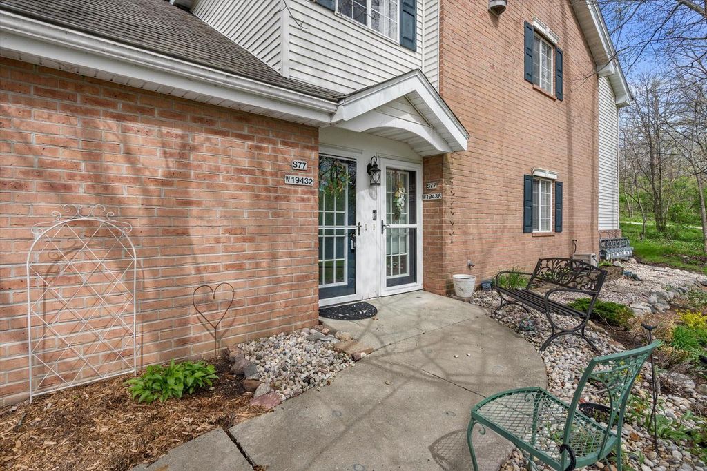 S77W19432 Lakewood DRIVE, Muskego, WI 53150