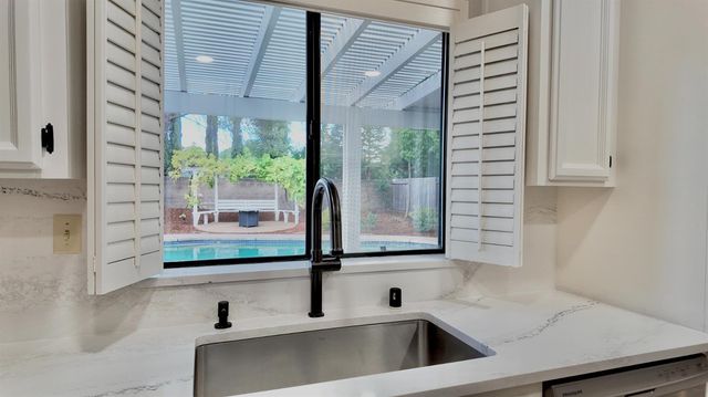 102 Davis Ct, Roseville, CA 95678