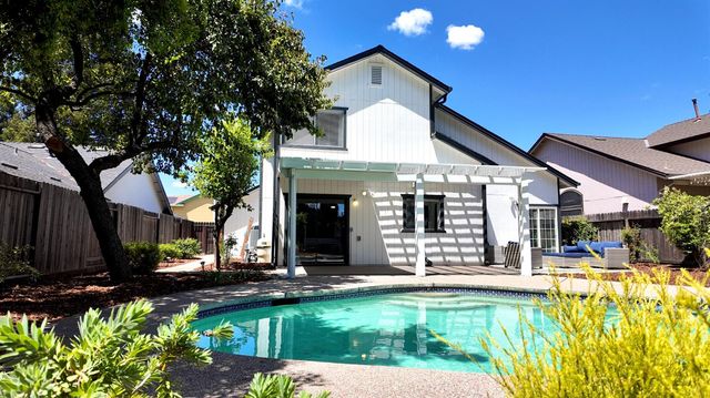 102 Davis Ct, Roseville, CA 95678