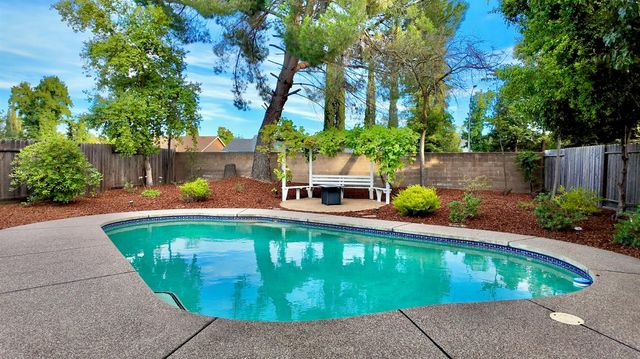 102 Davis Ct, Roseville, CA 95678