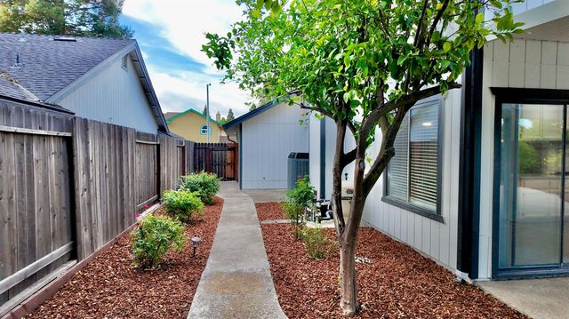 102 Davis Ct, Roseville, CA 95678