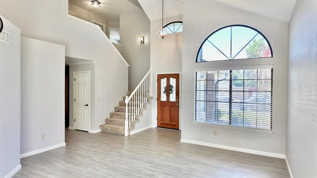 102 Davis Ct, Roseville, CA 95678
