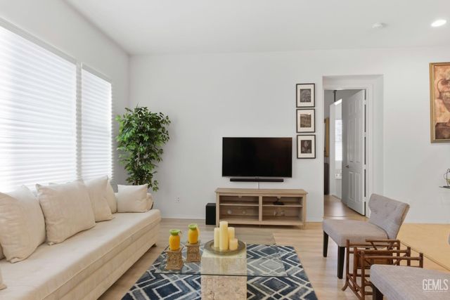 9810 Richland Hills Lane, Bakersfield, CA 93306