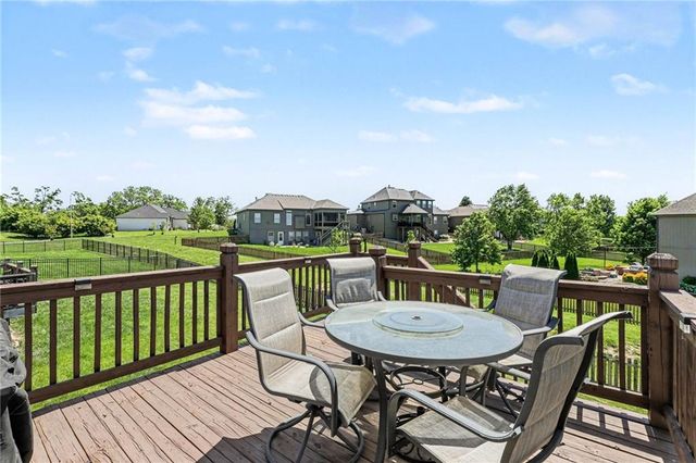 9901 N Farley Avenue, Kansas City, MO 64157