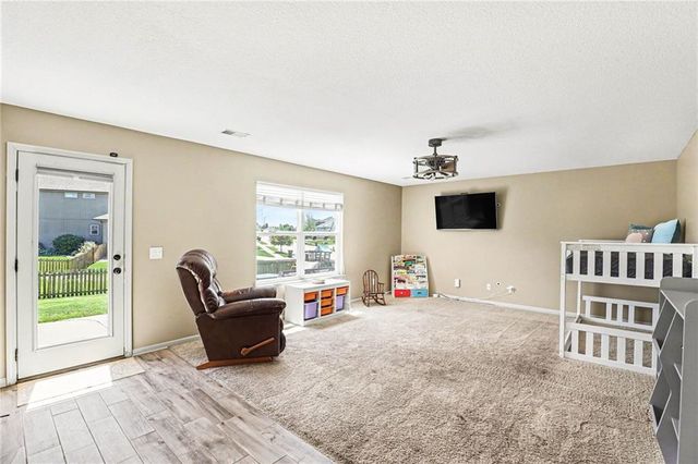 9901 N Farley Avenue, Kansas City, MO 64157