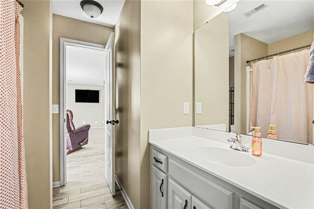 9901 N Farley Avenue, Kansas City, MO 64157