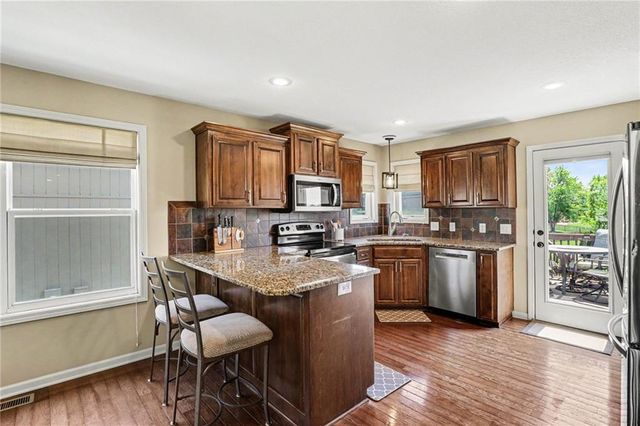9901 N Farley Avenue, Kansas City, MO 64157