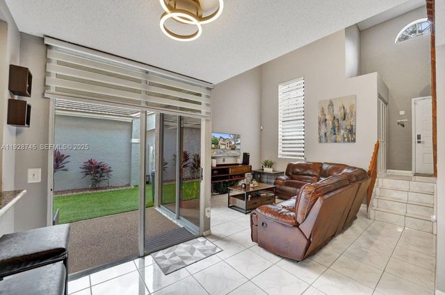 805 NW 98th Ave, Plantation, FL 33324