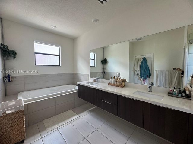 10240 NW 76th Ter, Doral, FL 33178