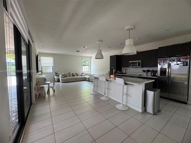 10240 NW 76th Ter, Doral, FL 33178