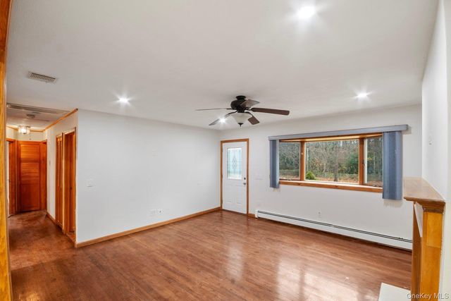 250 Spur Drive S, Bay Shore, NY 11706