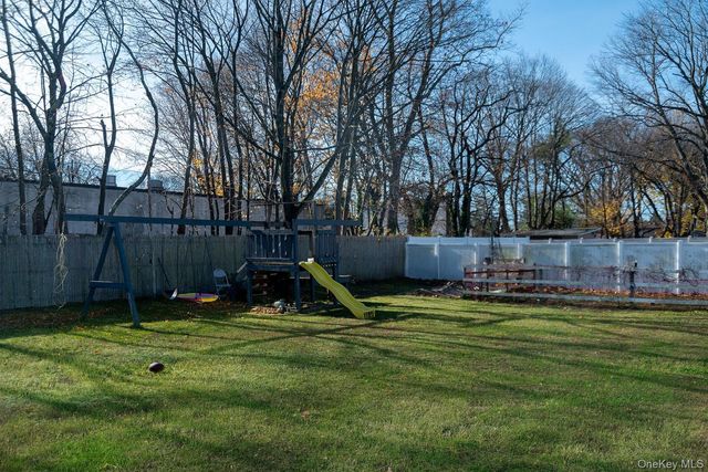 250 Spur Drive S, Bay Shore, NY 11706