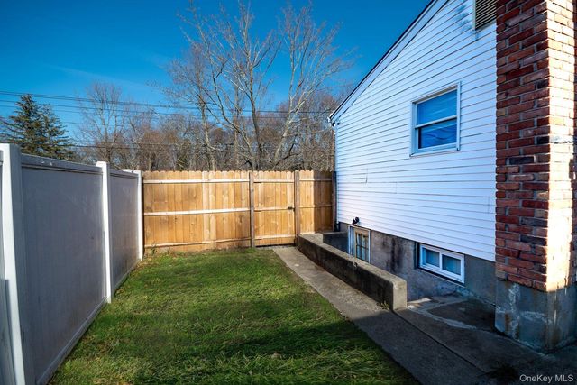 250 Spur Drive S, Bay Shore, NY 11706