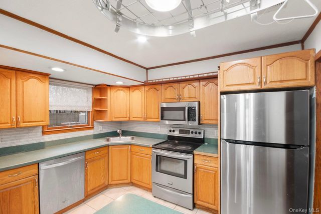 250 Spur Drive S, Bay Shore, NY 11706