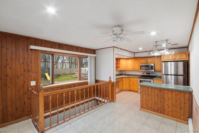 250 Spur Drive S, Bay Shore, NY 11706