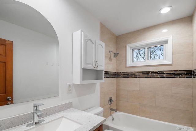 250 Spur Drive S, Bay Shore, NY 11706