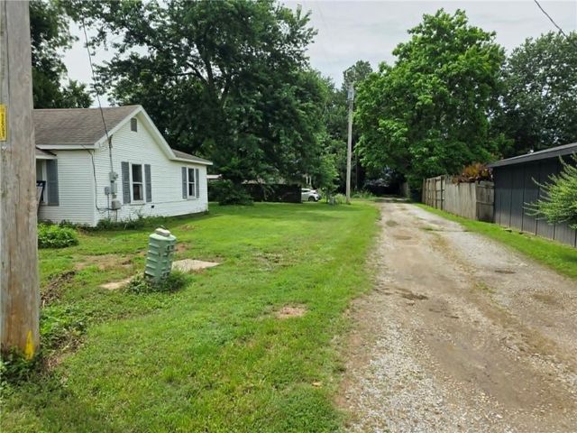411 Dallas Street, Gravette, AR 72736