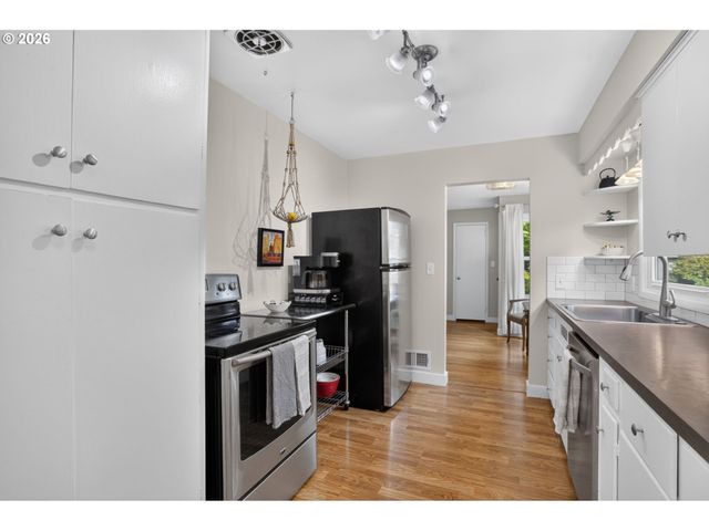 17521 HILL Way, Lake Oswego, OR 97035
