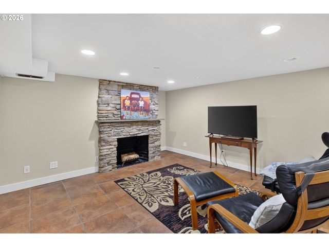 17521 HILL Way, Lake Oswego, OR 97035