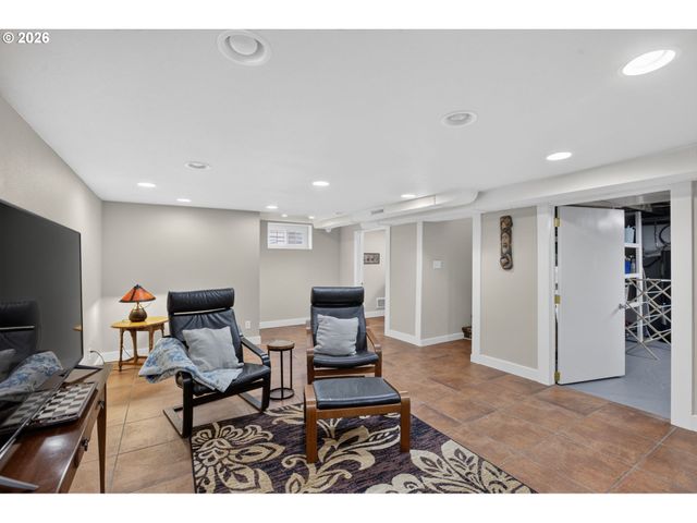 17521 HILL Way, Lake Oswego, OR 97035
