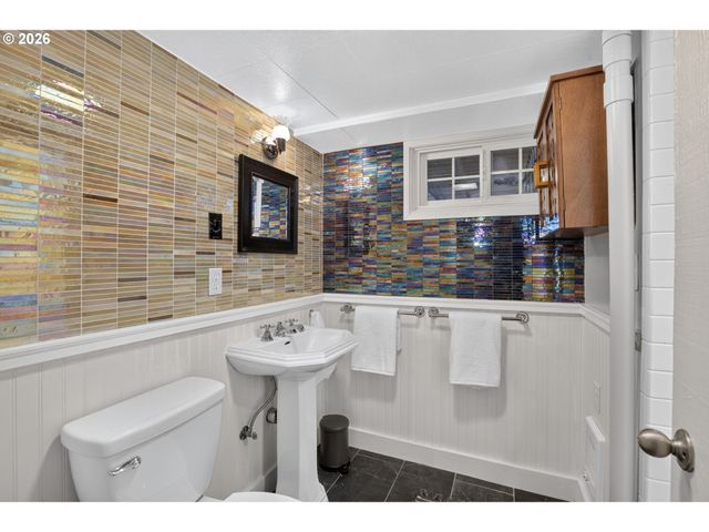 17521 HILL Way, Lake Oswego, OR 97035