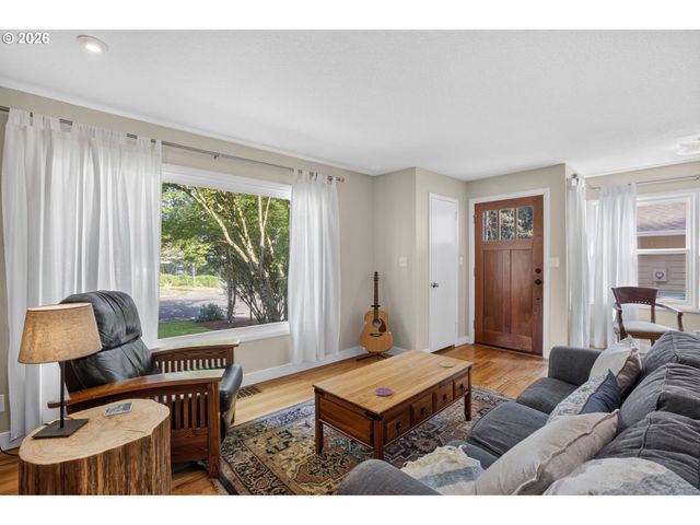 17521 HILL Way, Lake Oswego, OR 97035
