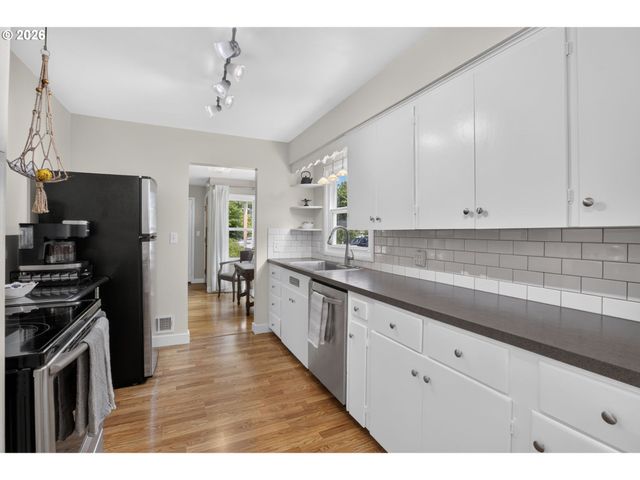 17521 HILL Way, Lake Oswego, OR 97035