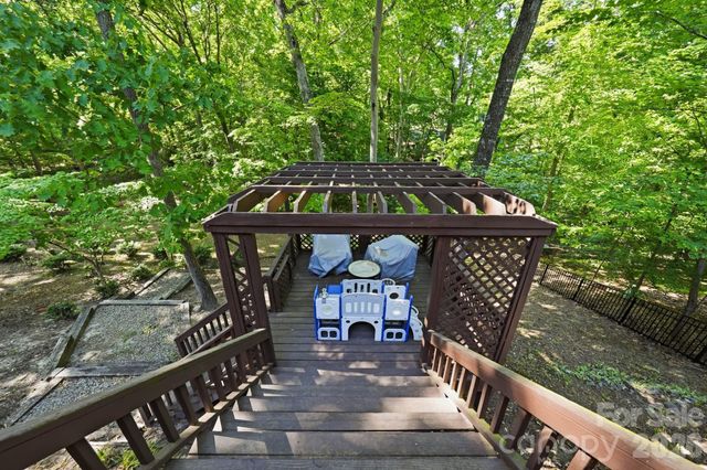 1015 Thistle Court, Charlotte, NC 28211
