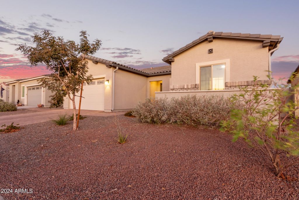 Image 5 of property listing at 16093 S 178TH Avenue, Goodyear, AZ 85338