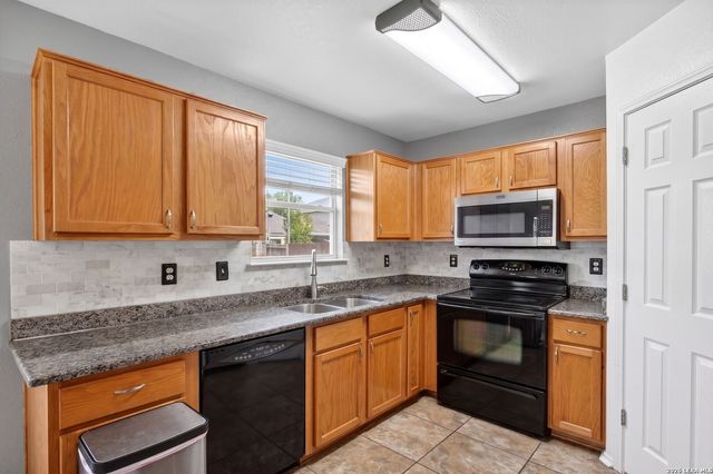 8948 SCARLET CRK, Universal City, TX 78148