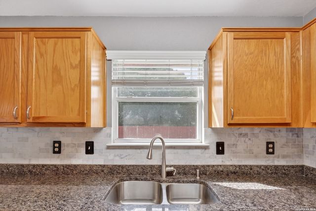 8948 SCARLET CRK, Universal City, TX 78148
