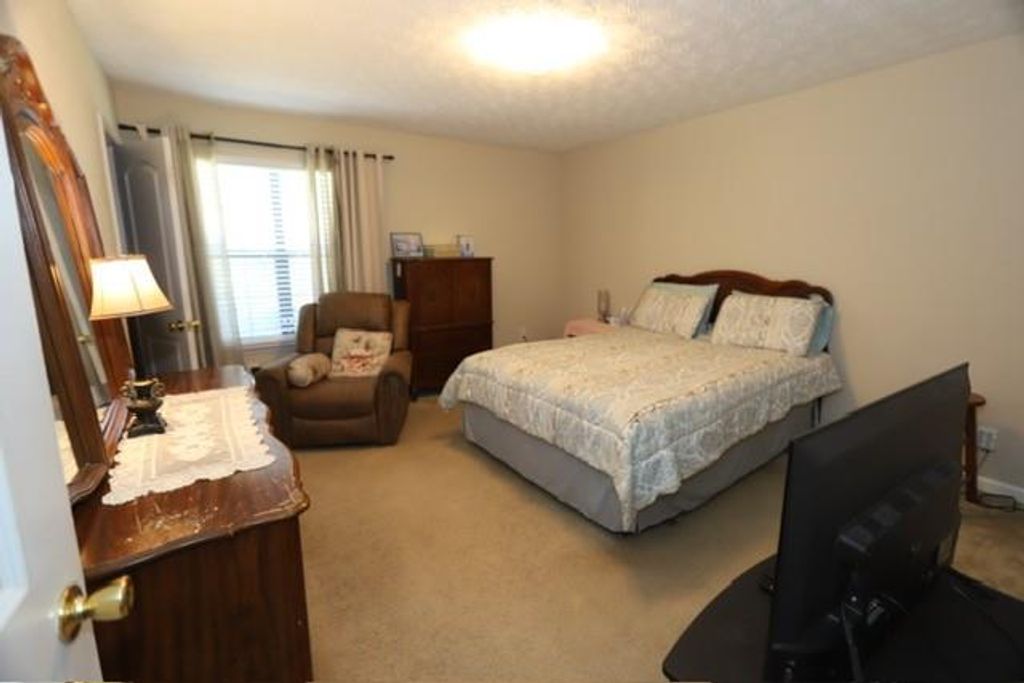 Image 12 of property listing at 1061 Walnut Creek Lane, Jonesboro, GA 30238