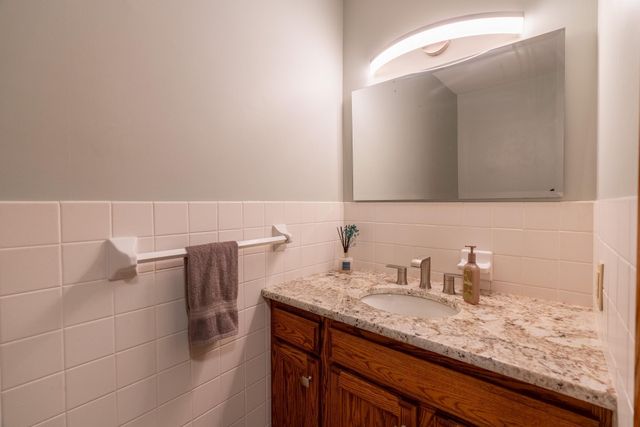 221 Crestwood Drive, North Mankato, MN 56003