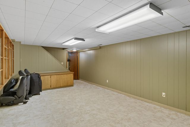 221 Crestwood Drive, North Mankato, MN 56003