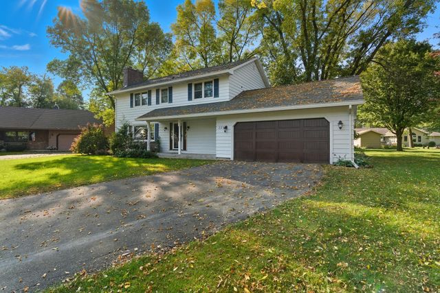 221 Crestwood Drive, North Mankato, MN 56003