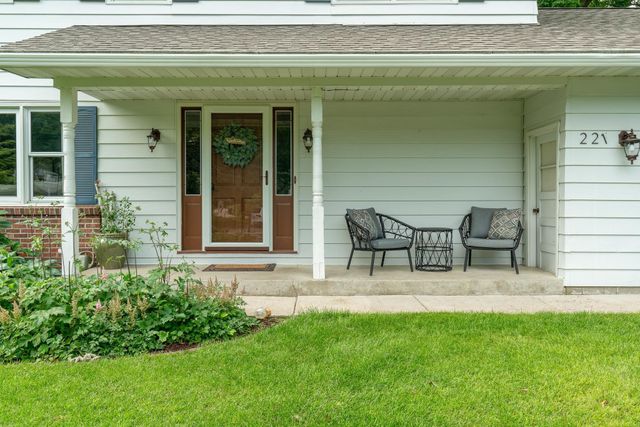 221 Crestwood Drive, North Mankato, MN 56003