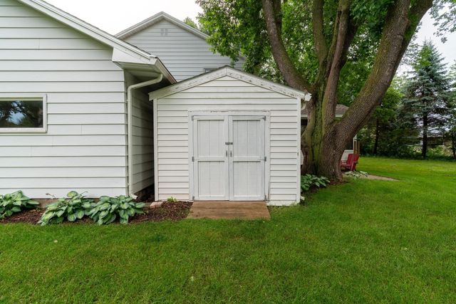221 Crestwood Drive, North Mankato, MN 56003
