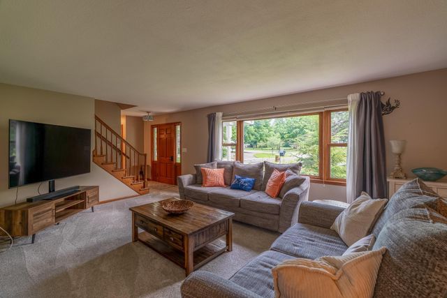 221 Crestwood Drive, North Mankato, MN 56003