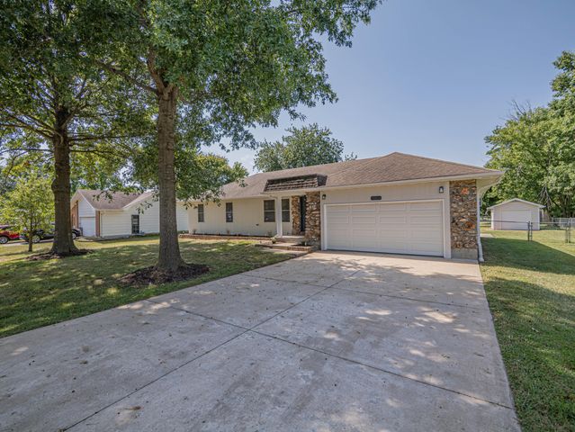 13165 N BRANCH ST, Hallsville, MO 65255