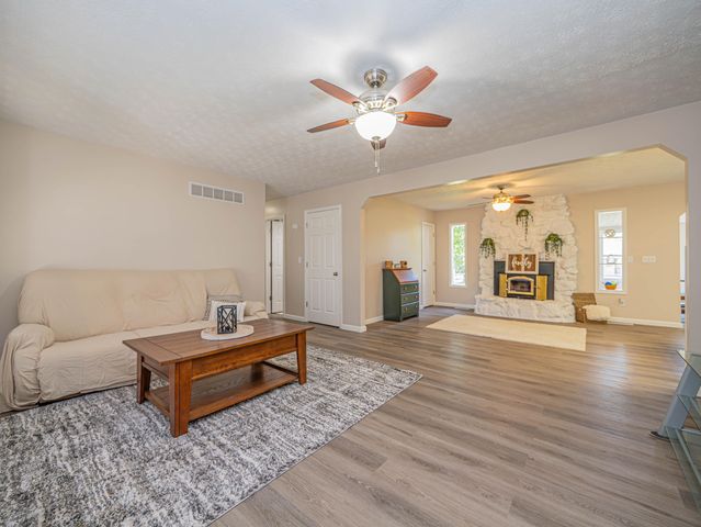 13165 N BRANCH ST, Hallsville, MO 65255