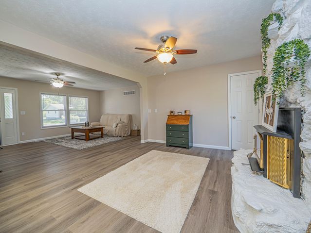 13165 N BRANCH ST, Hallsville, MO 65255