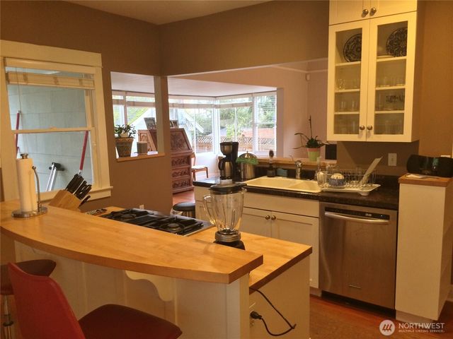4412 2nd Avenue NE, Seattle, WA 98105