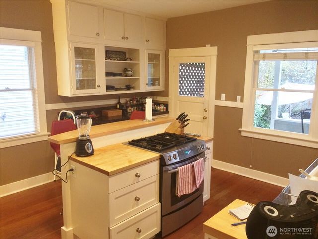 4412 2nd Avenue NE, Seattle, WA 98105
