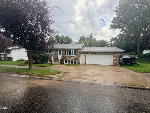 509 Lohstreter Road NW, Mandan, ND 58554 property photo