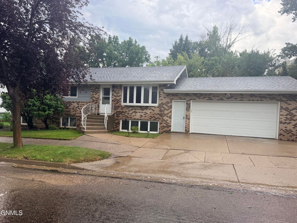 509 Lohstreter Road NW, Mandan, ND 58554 photo 2