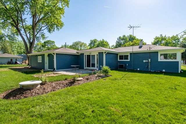 37155 N Shirley Drive, Gurnee, IL 60031