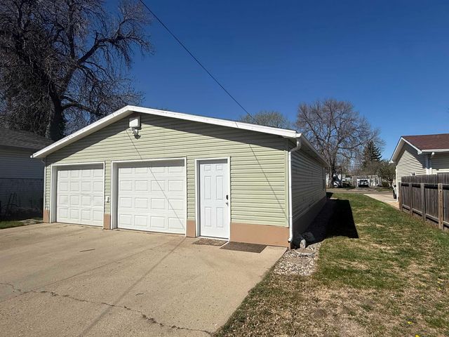 1321 S Main St, Minot, ND 58701