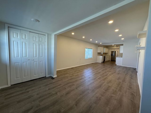 1321 S Main St, Minot, ND 58701
