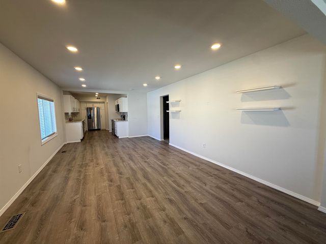 1321 S Main St, Minot, ND 58701