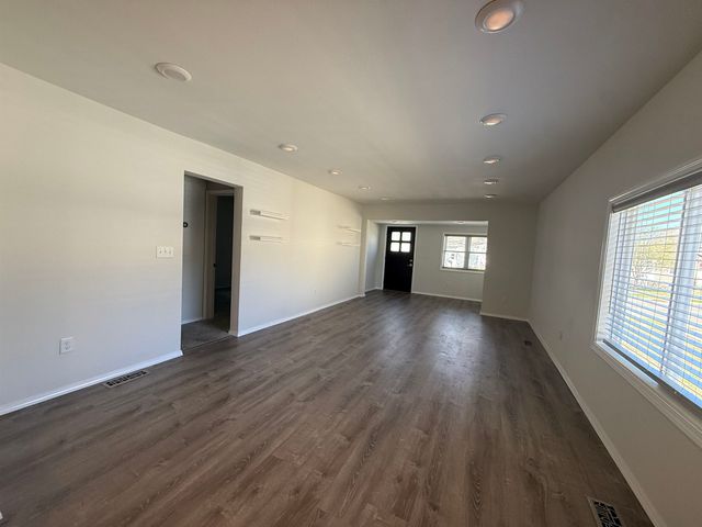 1321 S Main St, Minot, ND 58701